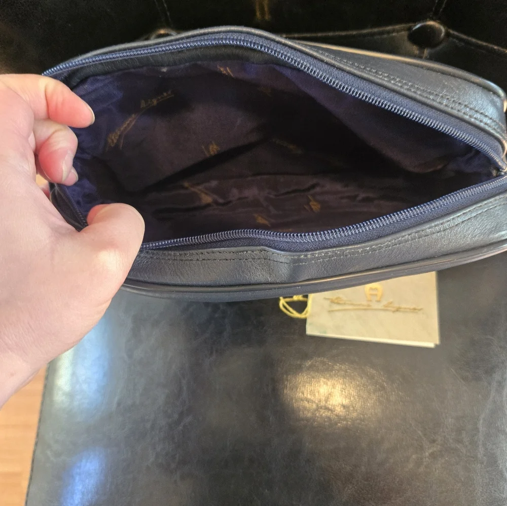 Etienne Aigner Navy Leather Bag with Gold Details - Picture 8 of 9